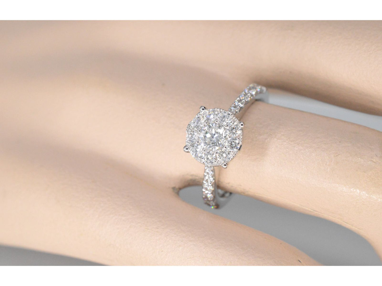 Witgouden entourage ring met grote briljant geslepen diamanten