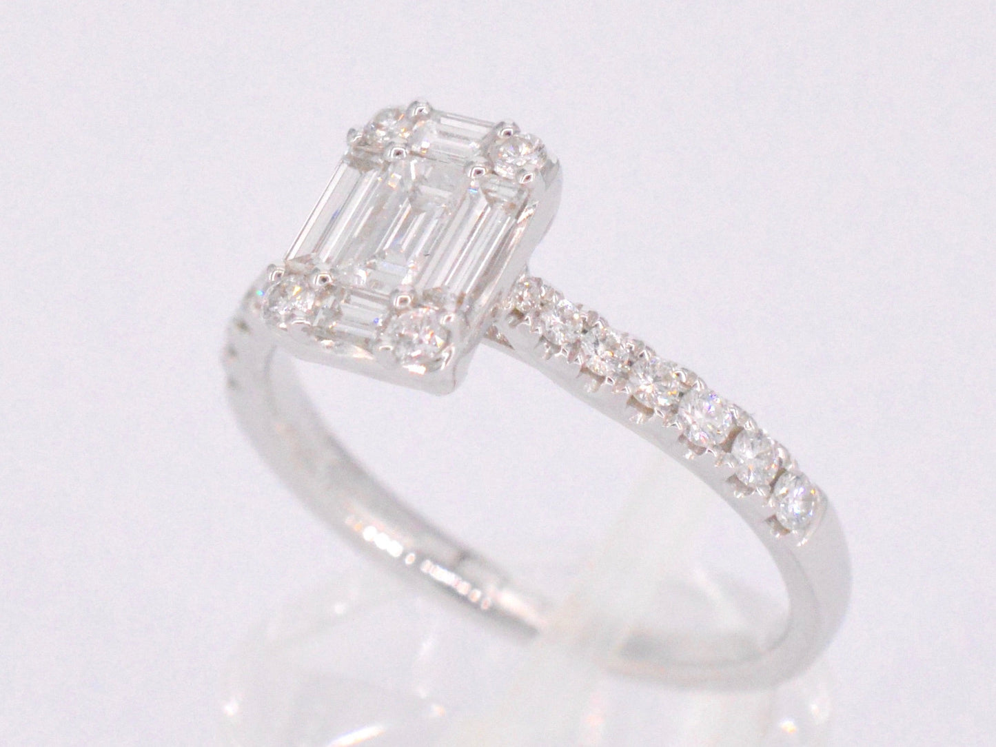 Entourage ring met baguette en Briljant geslepen diamanten