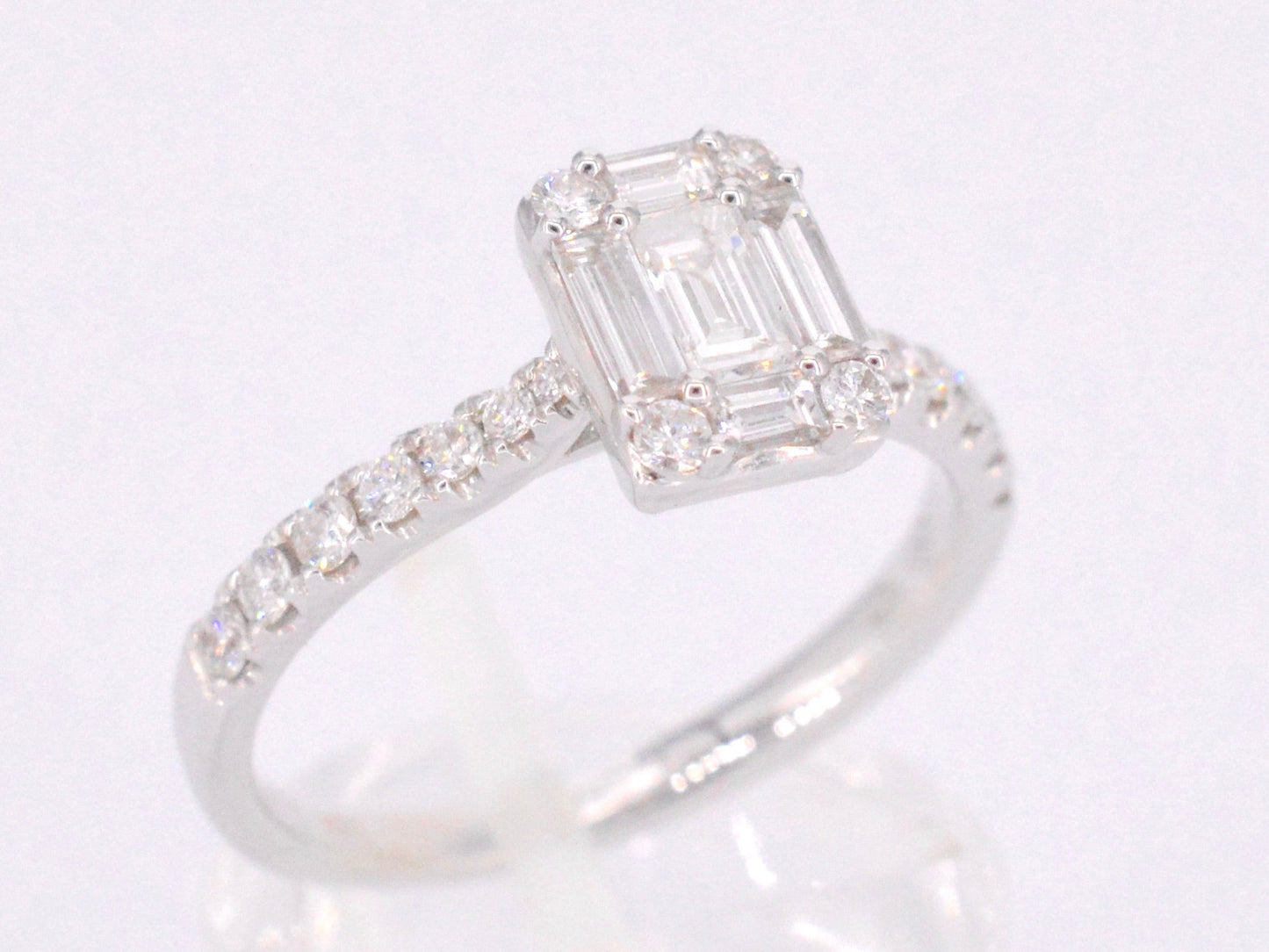 Entourage ring met baguette en Briljant geslepen diamanten