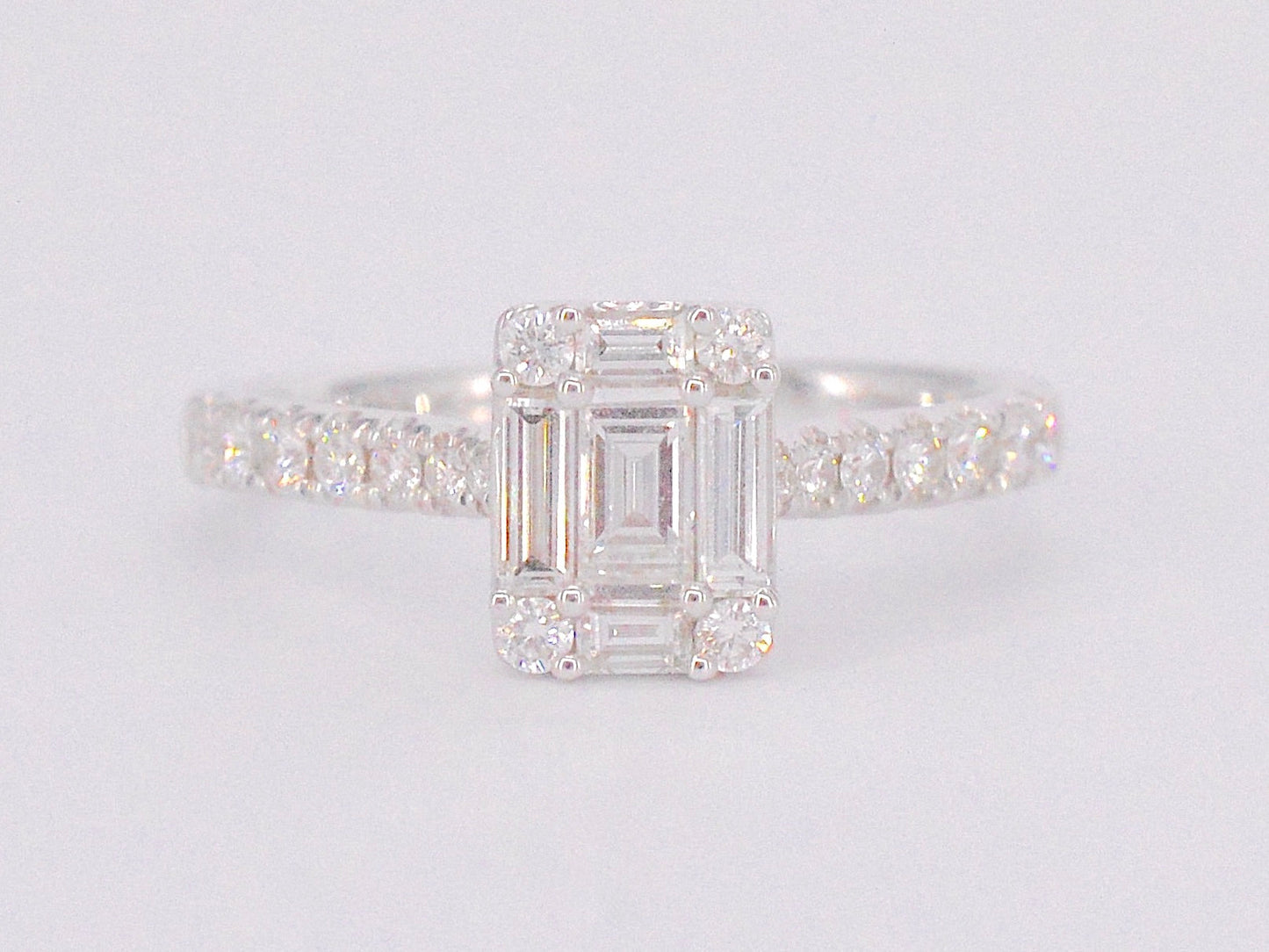 Entourage ring met baguette en Briljant geslepen diamanten