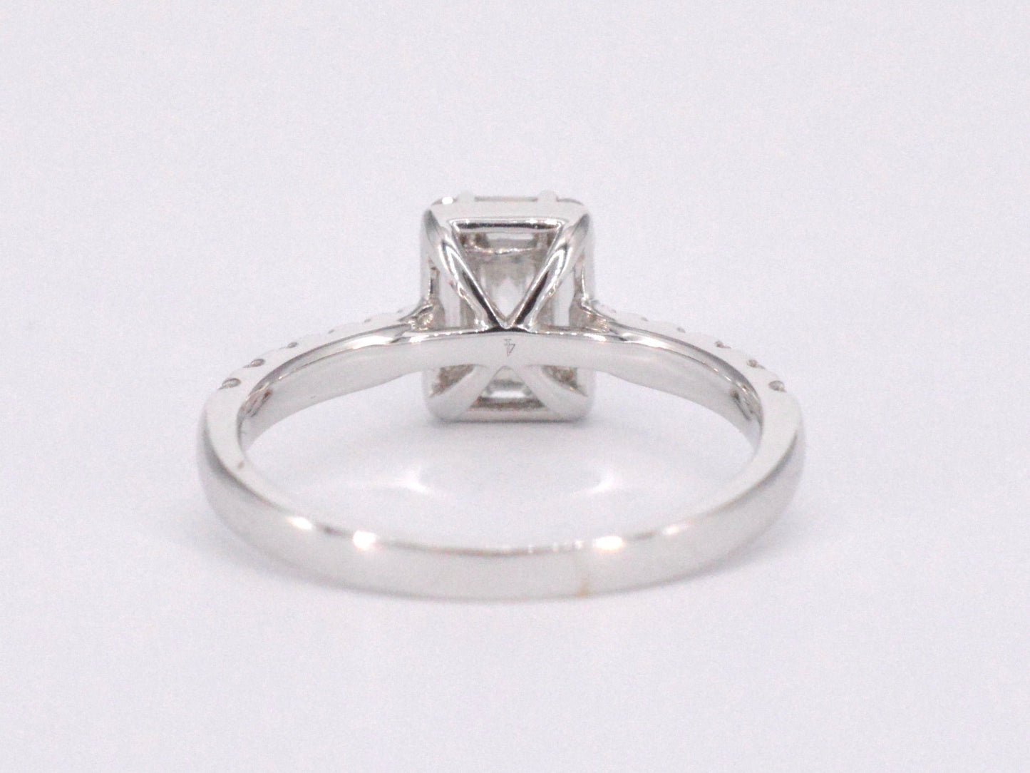 Entourage ring met baguette en Briljant geslepen diamanten