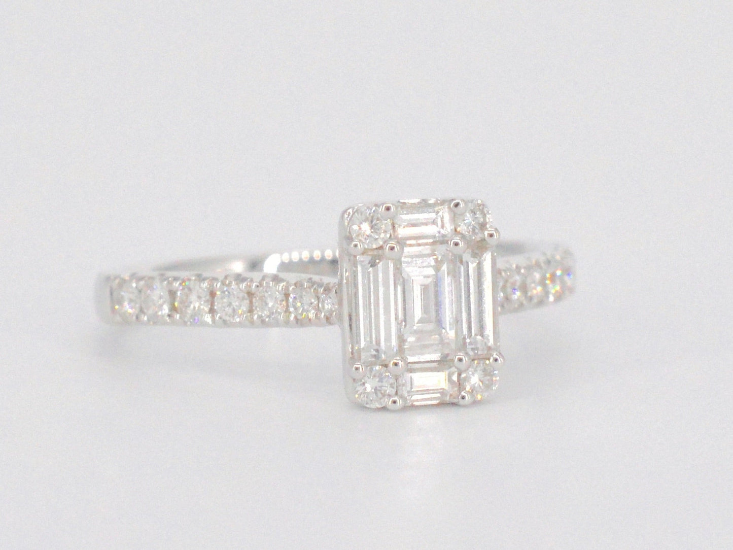 Entourage ring met baguette en Briljant geslepen diamanten