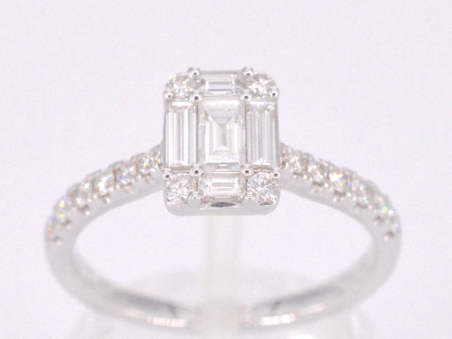 Entourage ring met baguette en Briljant geslepen diamanten