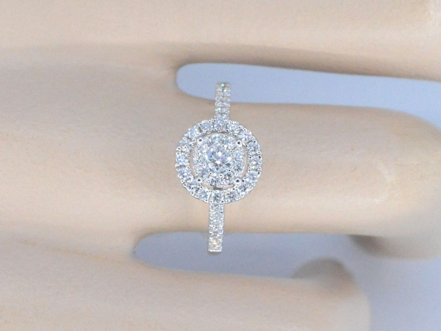 Entourage ring with brilliant-cut diamond