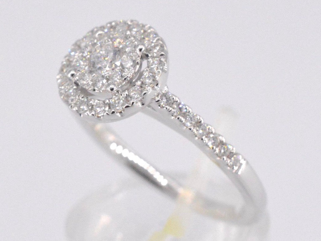 Entourage ring with brilliant-cut diamond