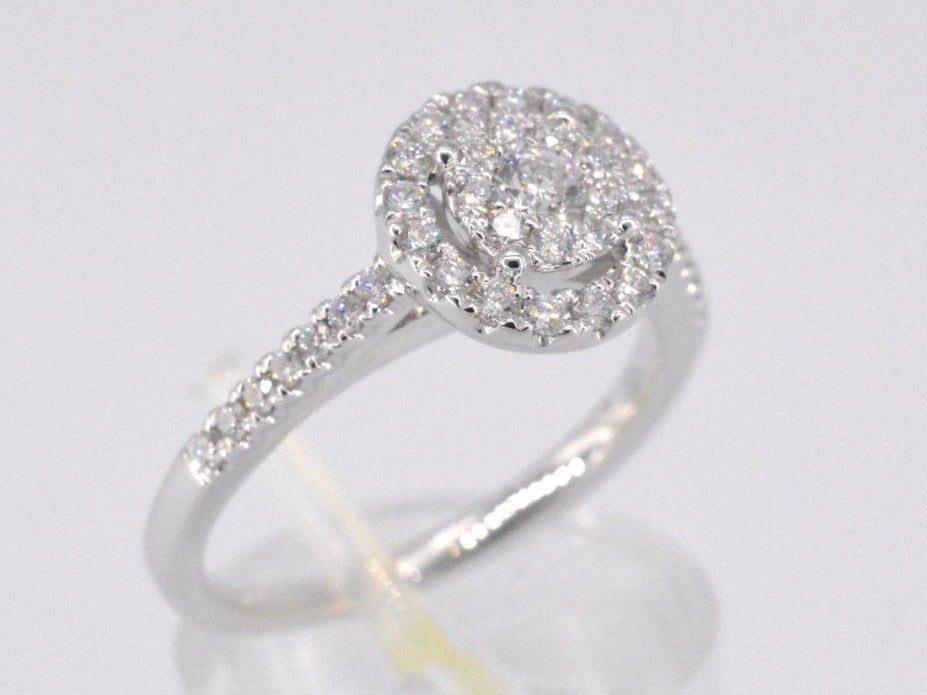 Entourage ring with brilliant-cut diamond