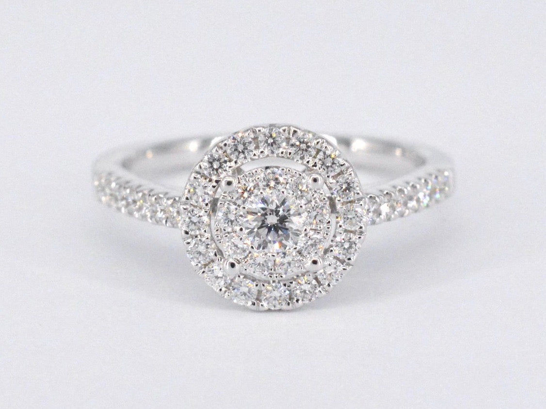 Entourage ring with brilliant-cut diamond