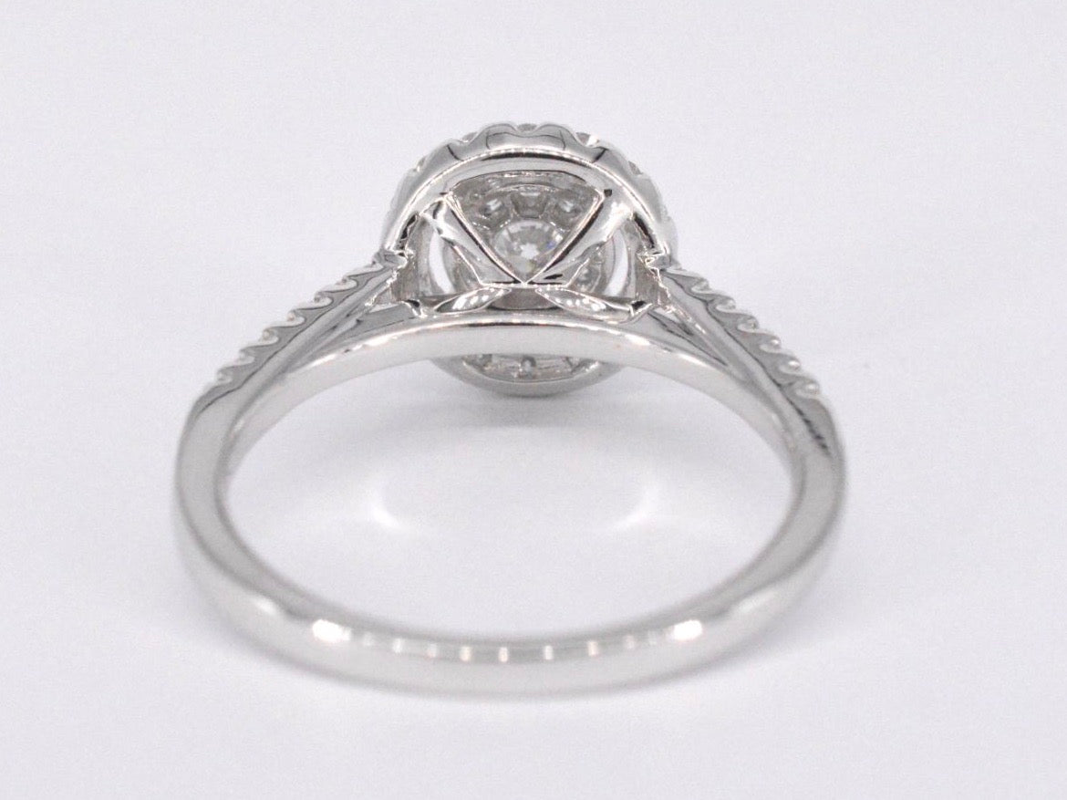 Entourage ring with brilliant-cut diamond