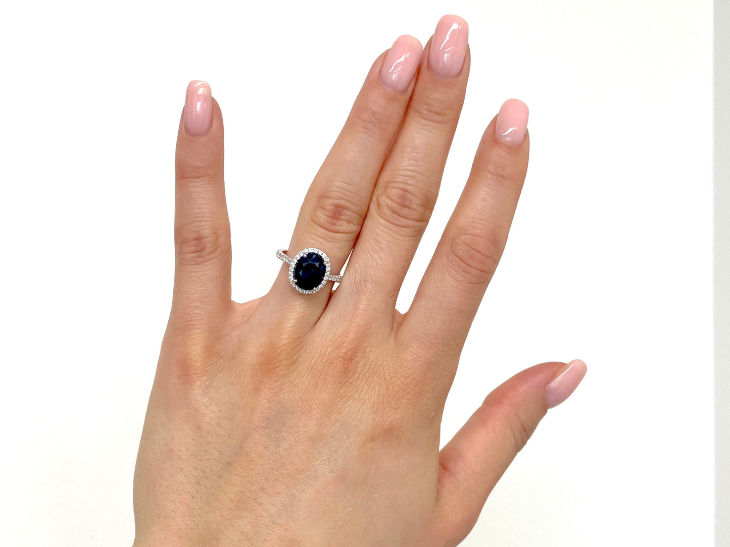 Witgouden entourage ring met diamanten en saffier