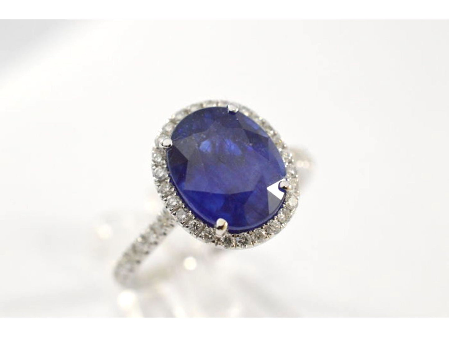 Witgouden entourage ring met diamanten en saffier