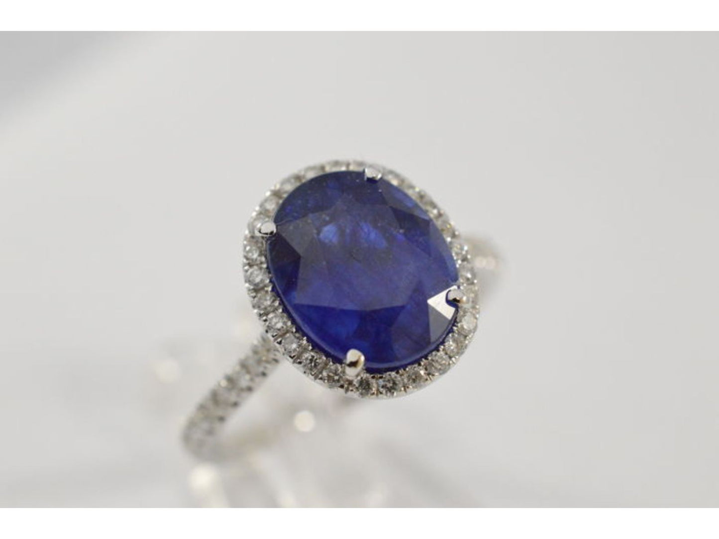 White gold entourage ring with diamonds and sapphire