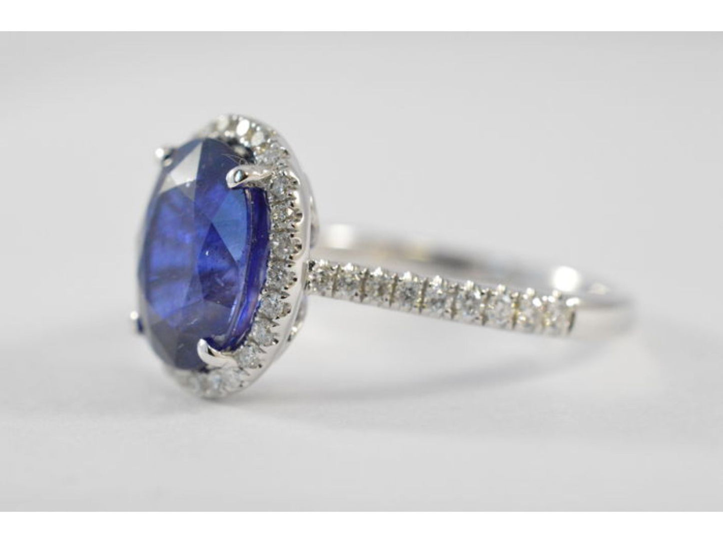 White gold entourage ring with diamonds and sapphire