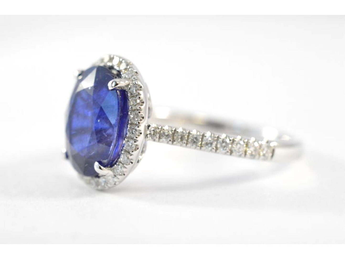 Witgouden entourage ring met diamanten en saffier