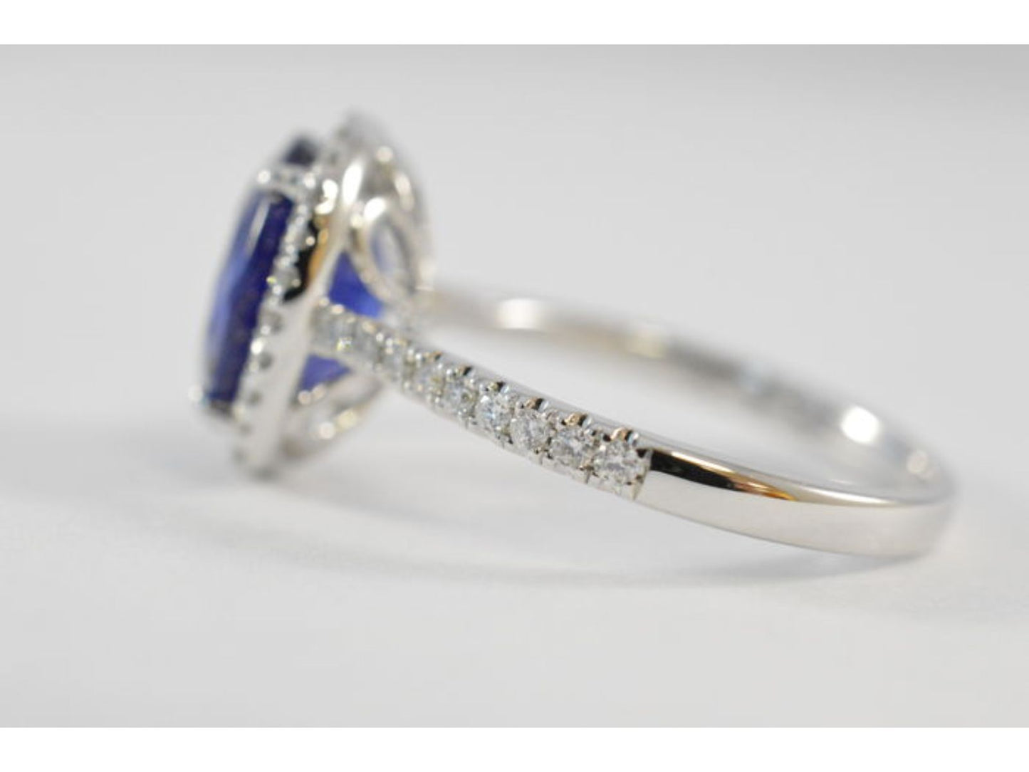 White gold entourage ring with diamonds and sapphire
