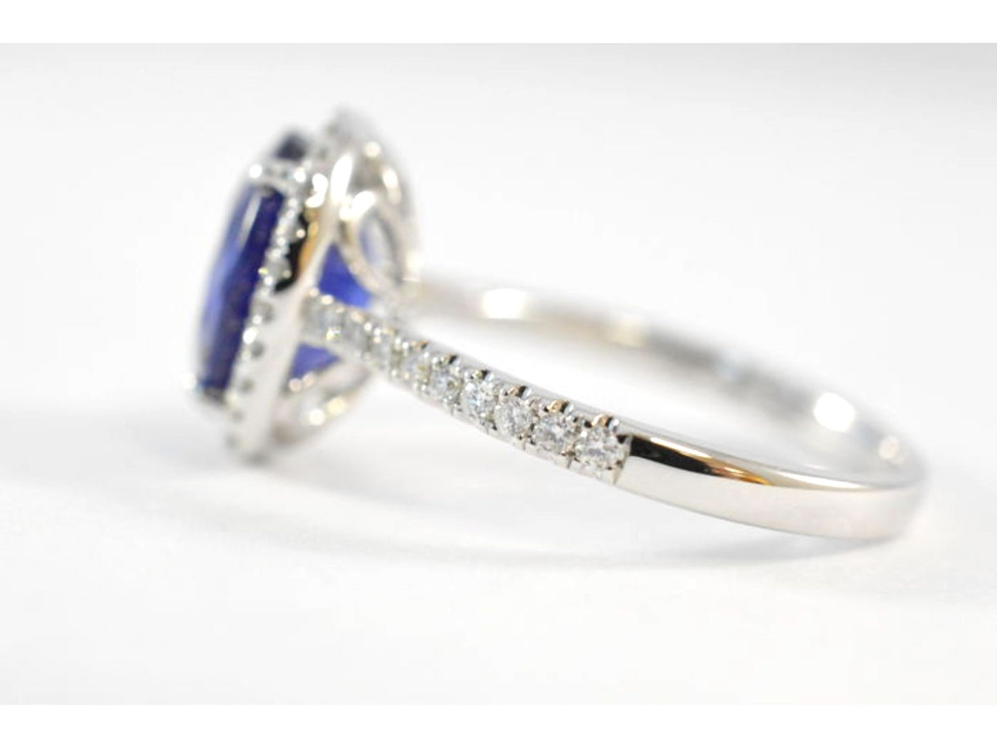 Witgouden entourage ring met diamanten en saffier