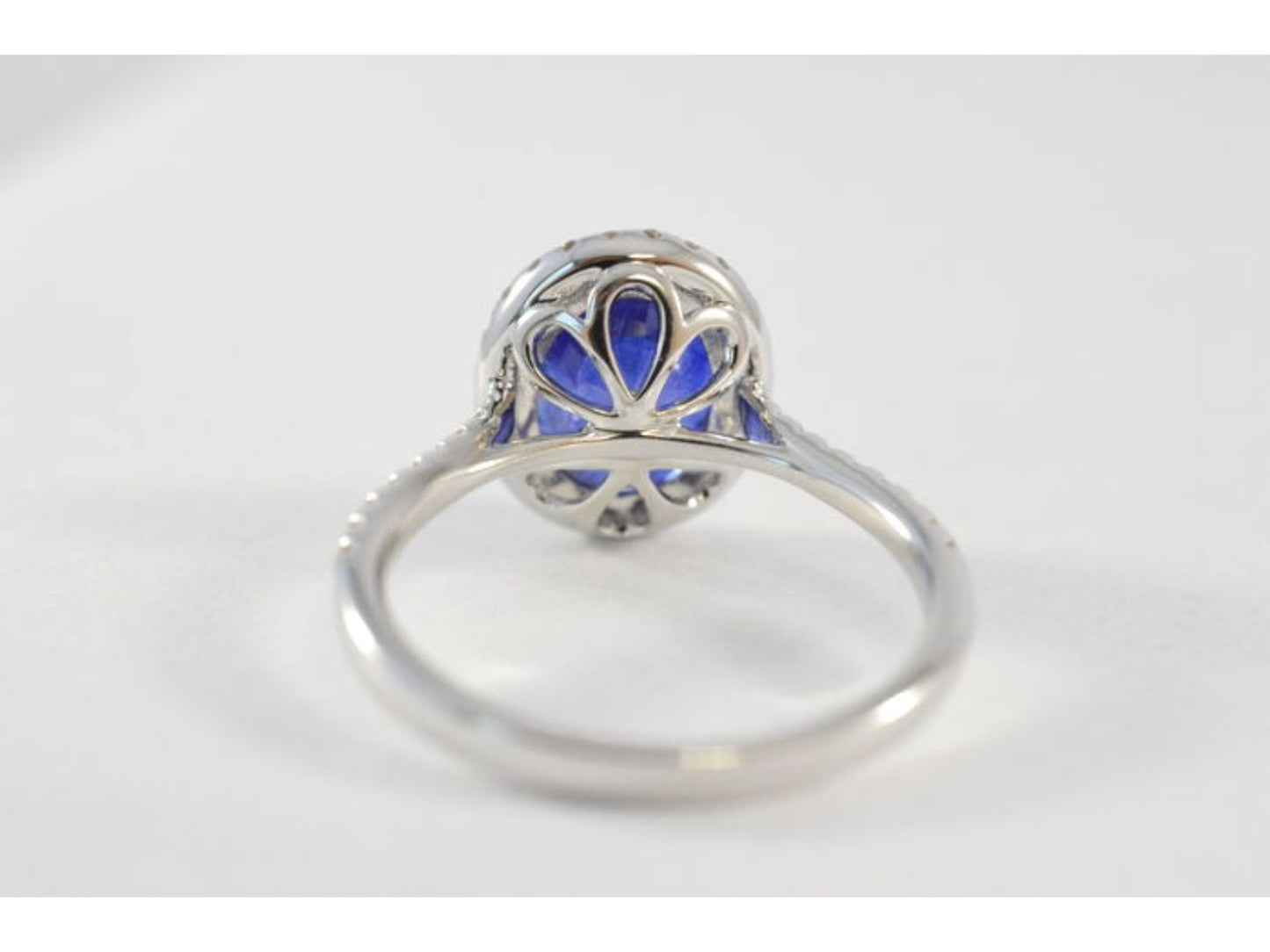 White gold entourage ring with diamonds and sapphire