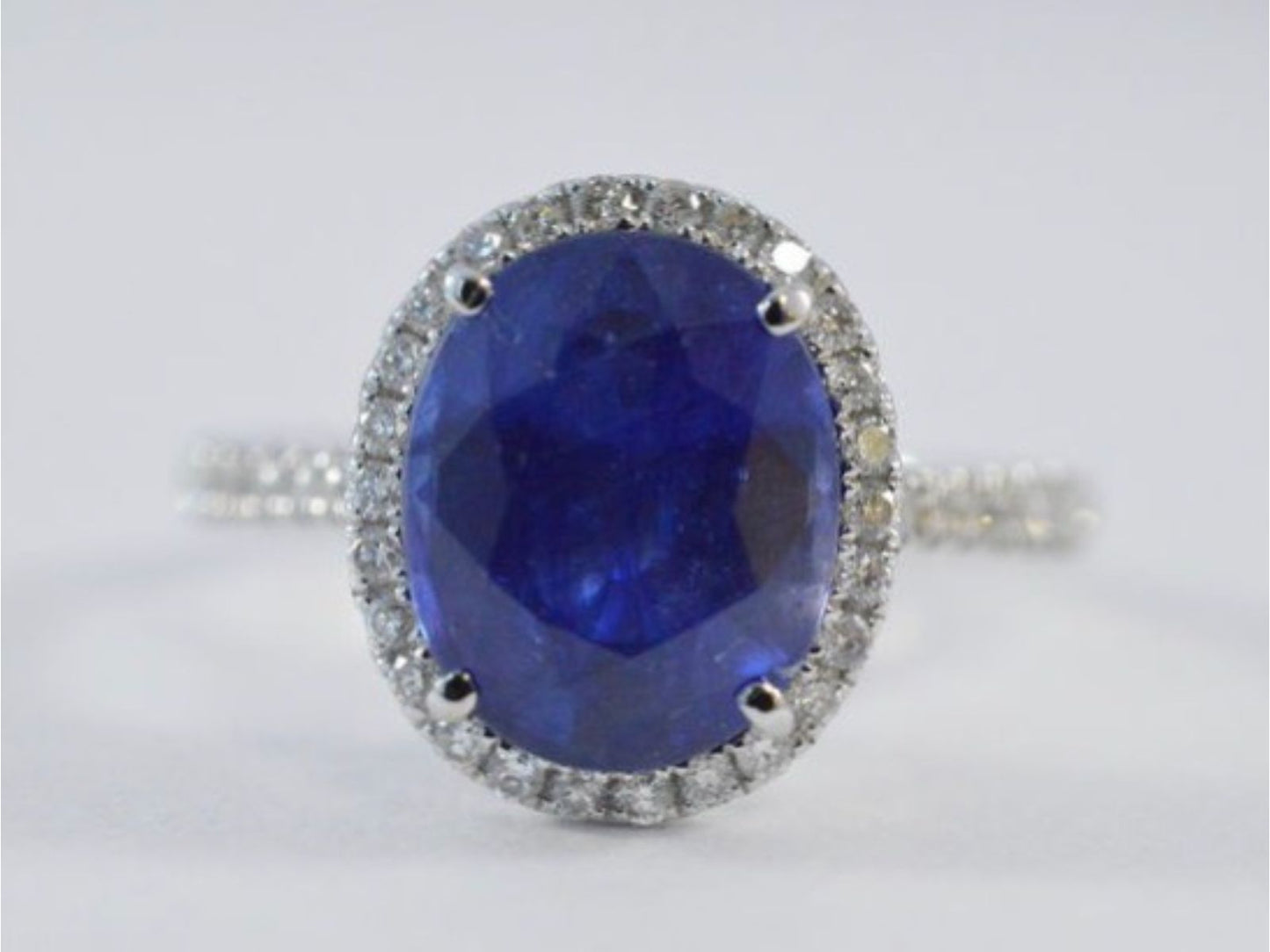 Witgouden entourage ring met diamanten en saffier