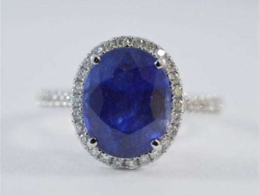 Witgouden entourage ring met diamanten en saffier