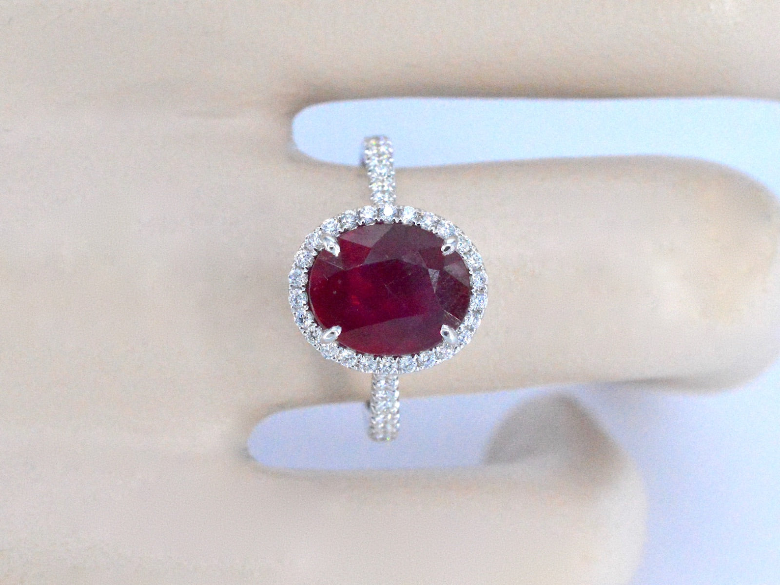 Witgouden entourage ring met diamanten en robijn