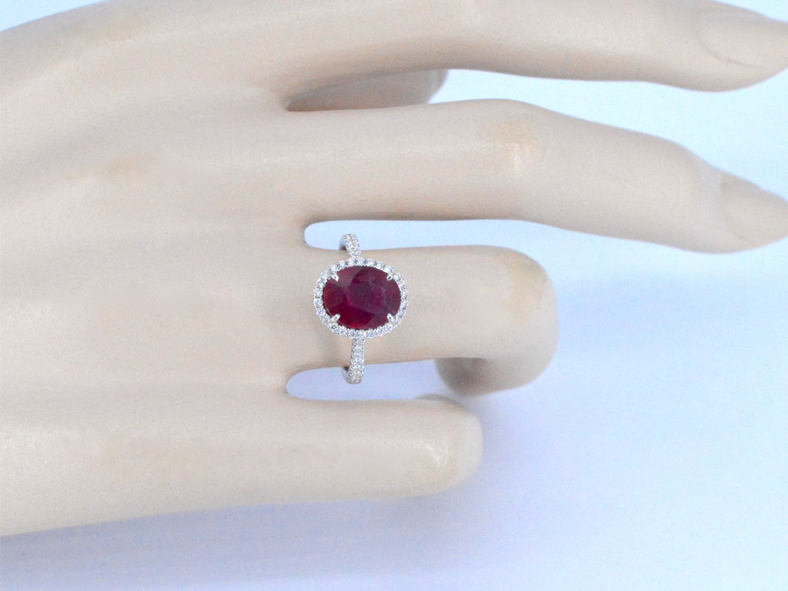 Witgouden entourage ring met diamanten en robijn 1027-1