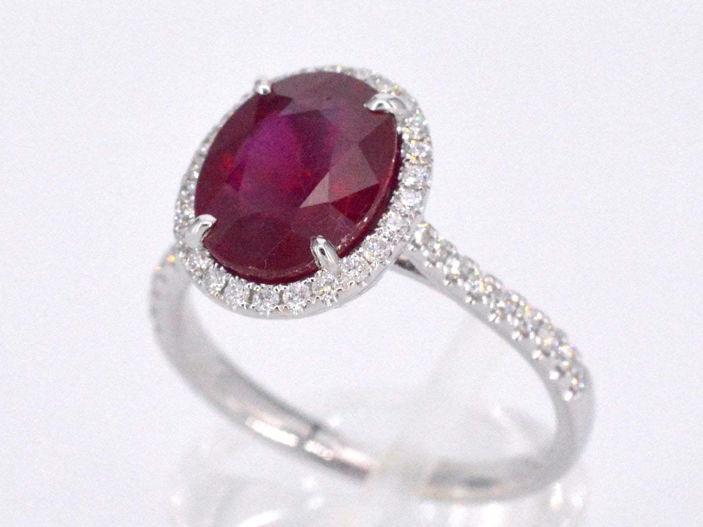 Witgouden entourage ring met diamanten en robijn 1027-2