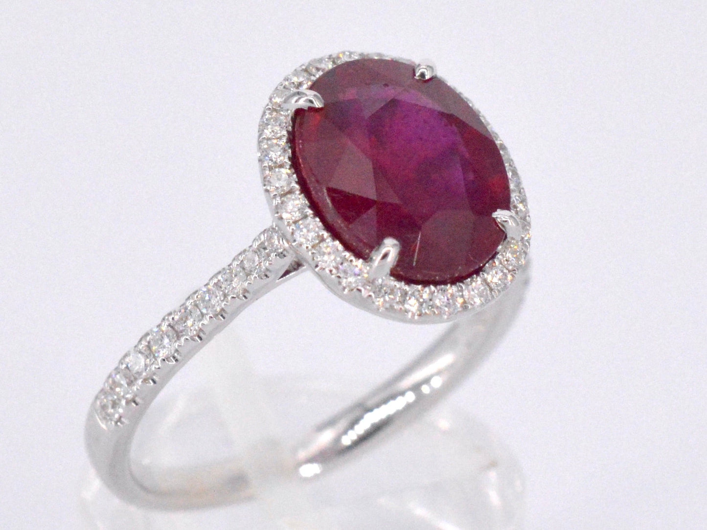 Witgouden entourage ring met diamanten en robijn 1027-3