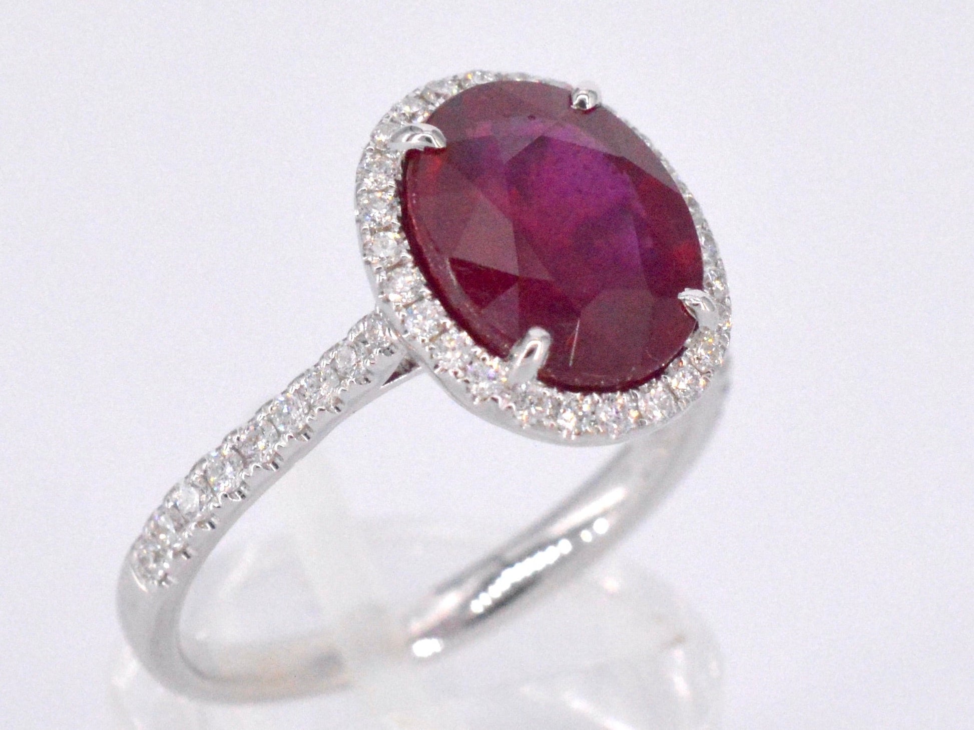 Witgouden entourage ring met diamanten en robijn 1027-3