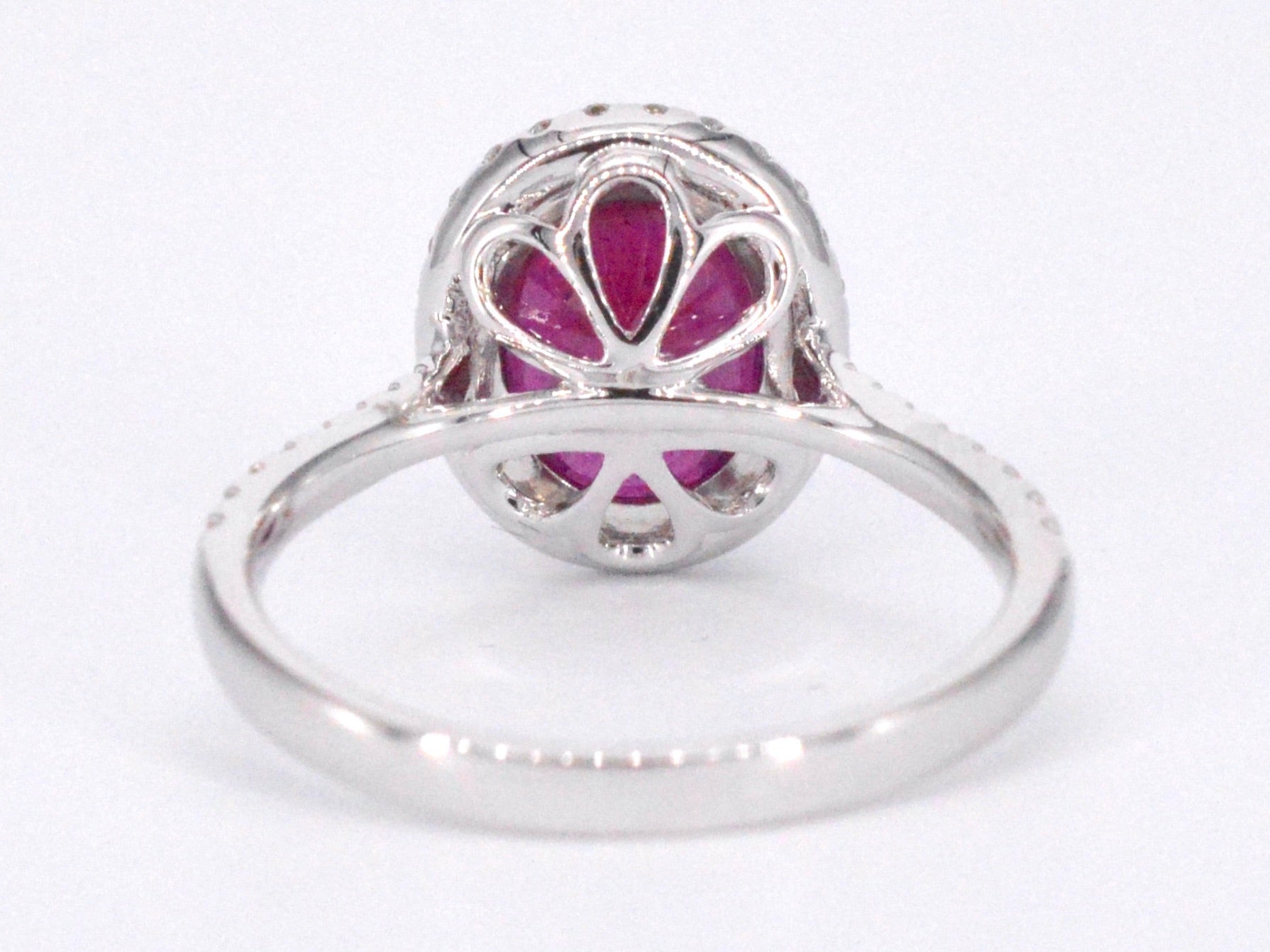 Witgouden entourage ring met diamanten en robijn 1027-5