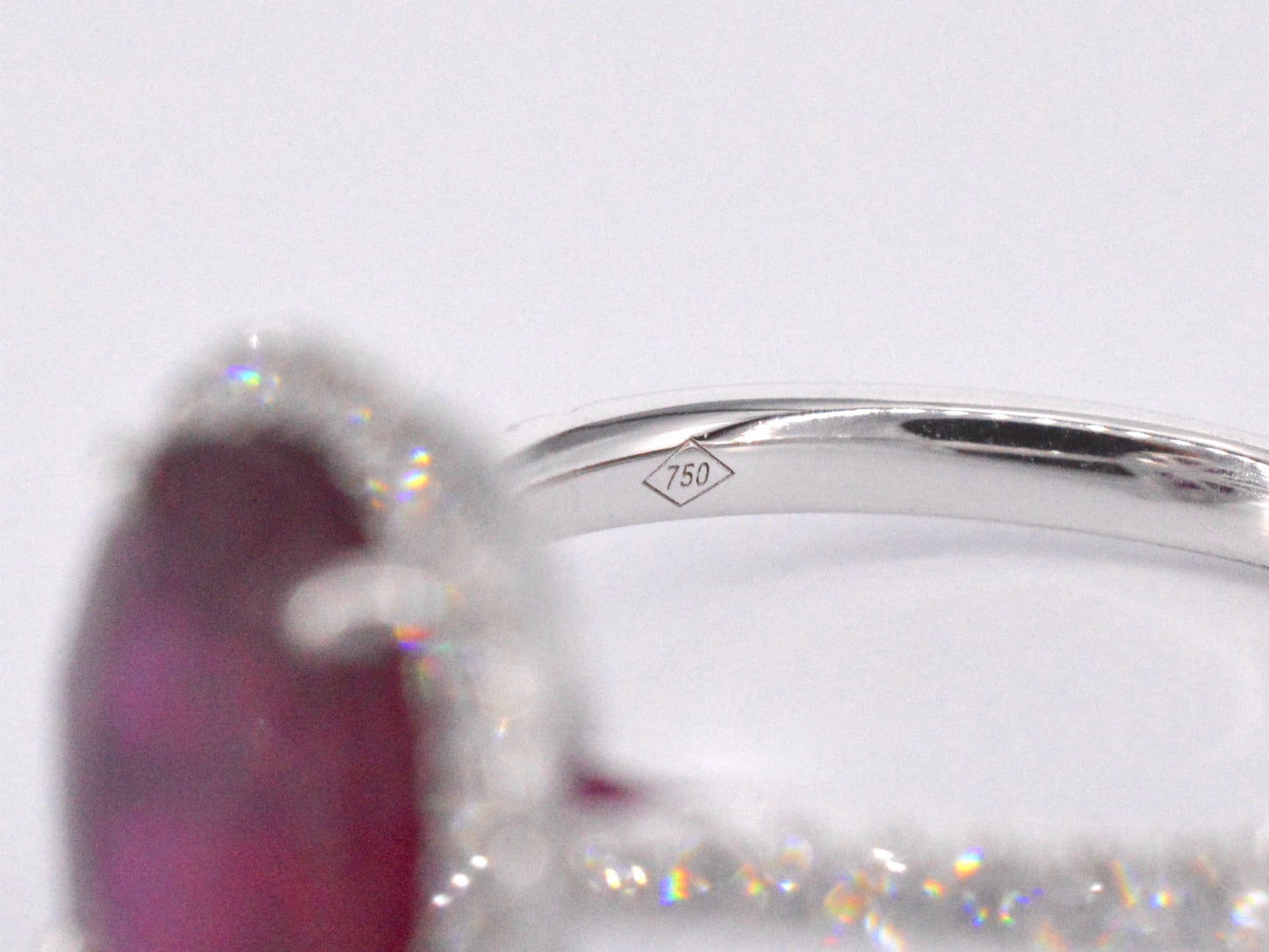 Witgouden entourage ring met diamanten en robijn 1027-7