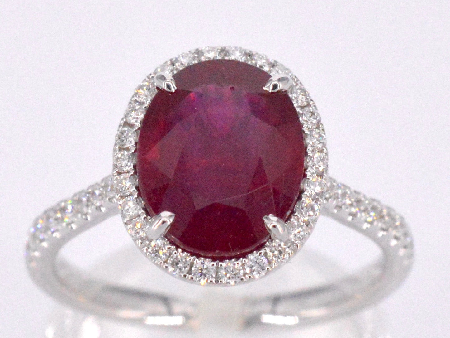 Witgouden entourage ring met diamanten en robijn 1027-8