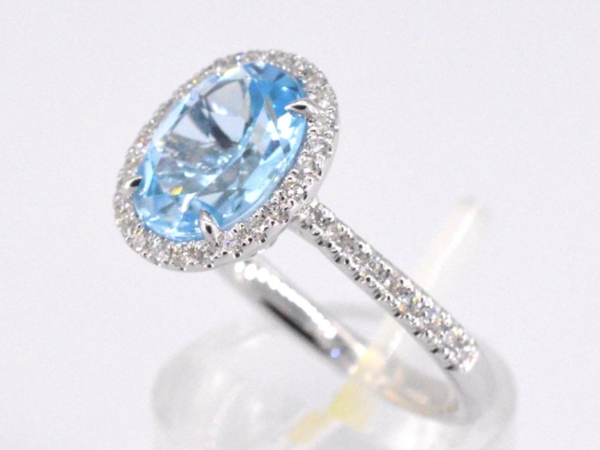 White gold entourage ring with oval cut topaz