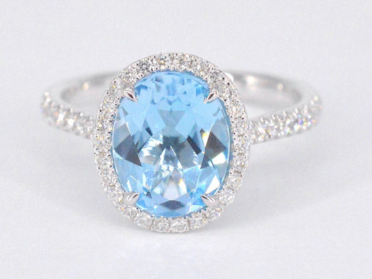 Witgouden entourage ring met ovaal geslepen topaas