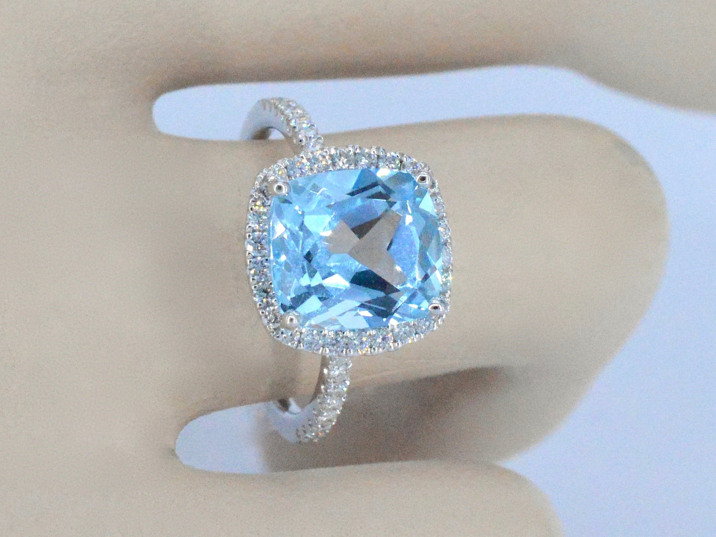 Entouragering aus Weißgold mit Topas im Kissenschliff