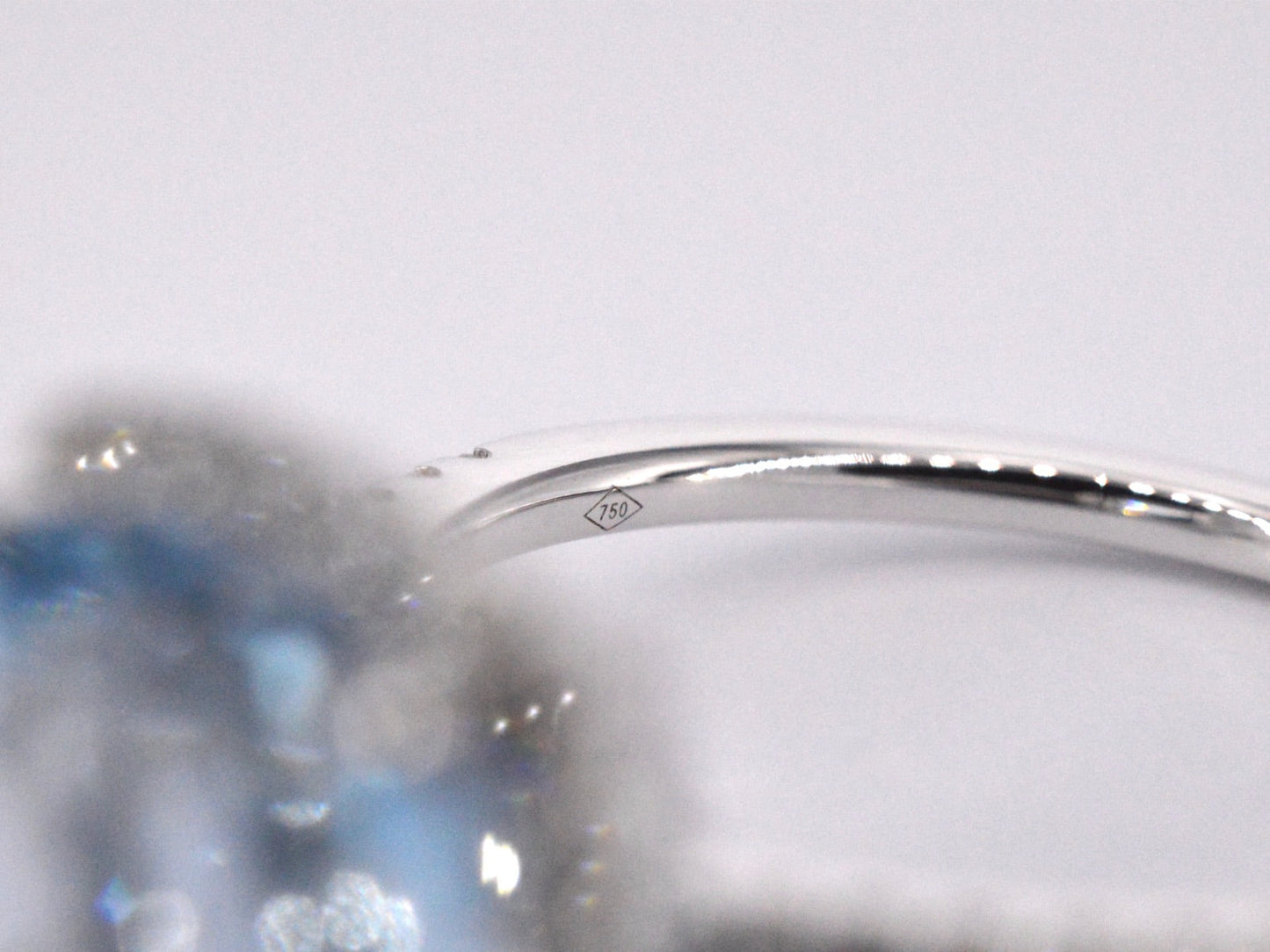 Entouragering aus Weißgold mit Topas im Kissenschliff