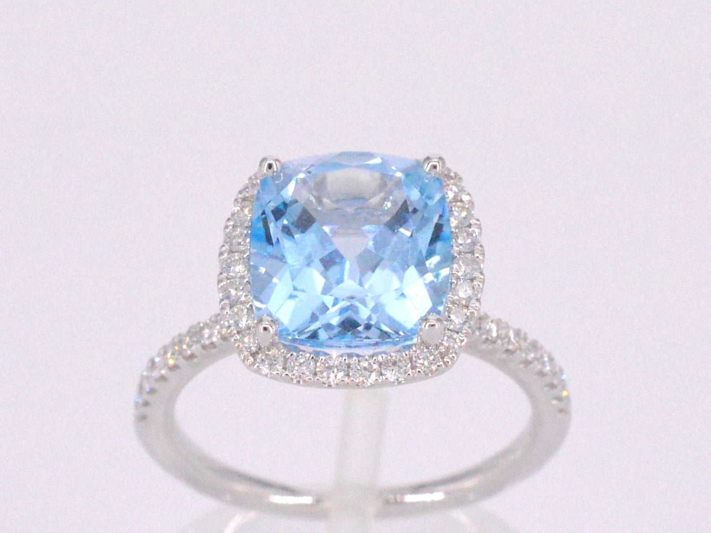 Witgouden entourage ring met kussenvormig geslepen topaas