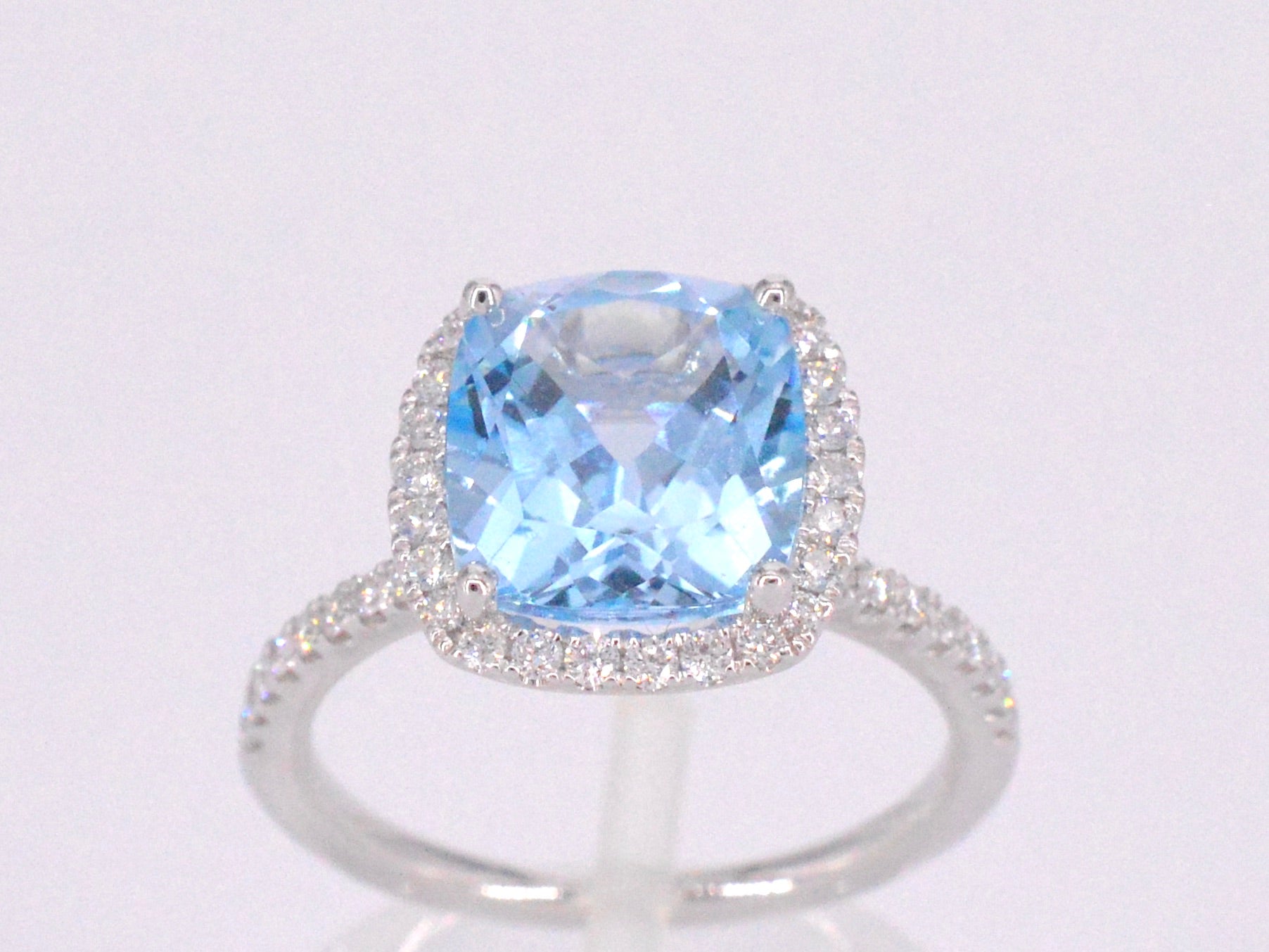 Witgouden entourage ring met kussenvormig geslepen topaas