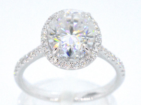 Witgouden entourage ring met diamanten en een gemaakte ovale briljant