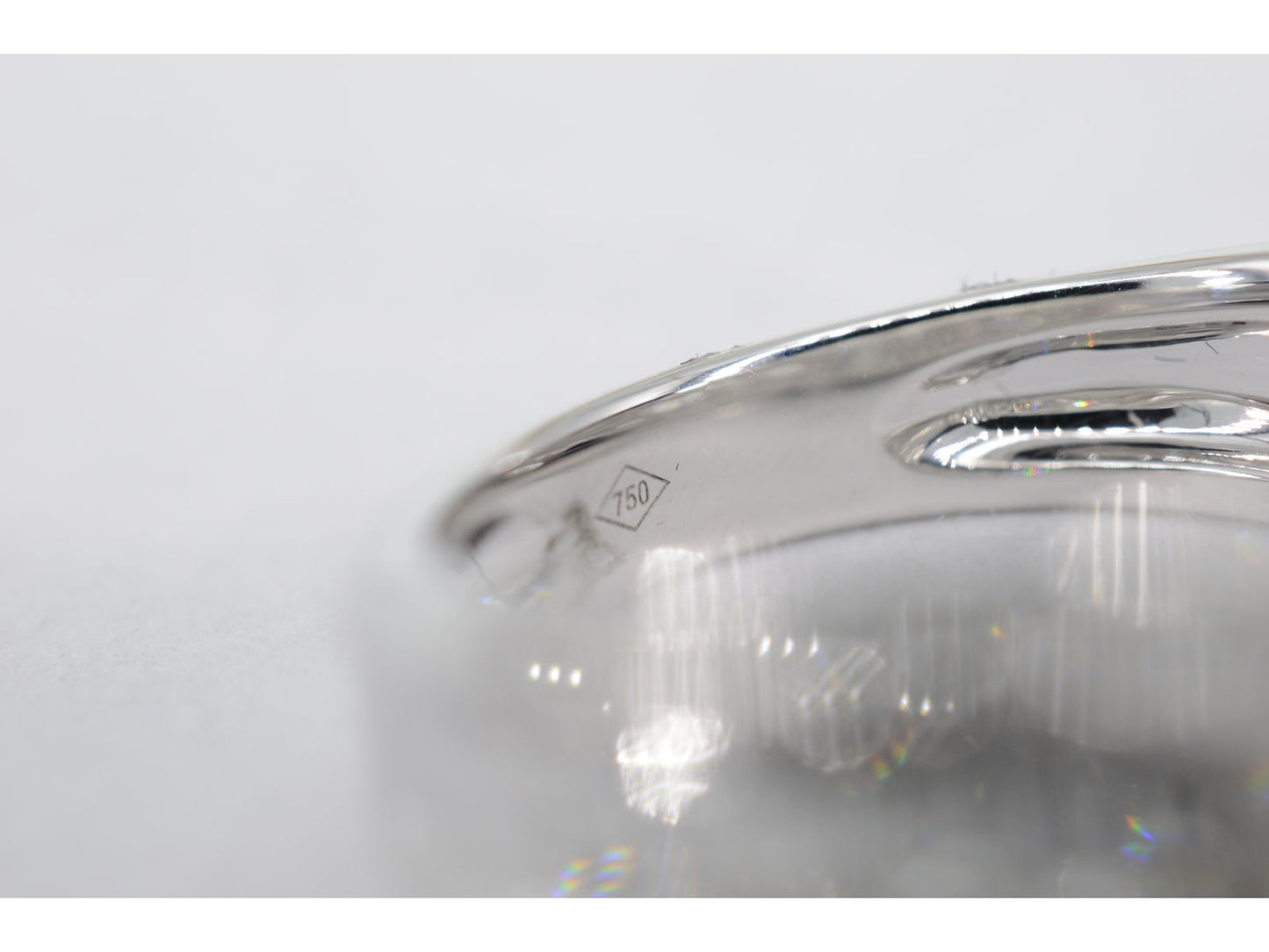 White gold ring full of diamonds 3.00 carat