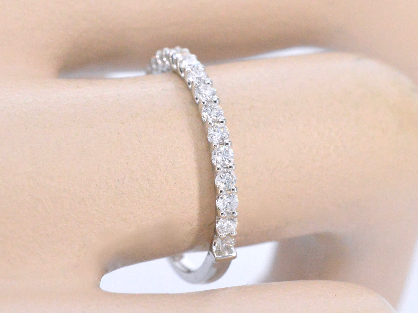 Witgouden rijring bezet met briljant geslepen diamanten