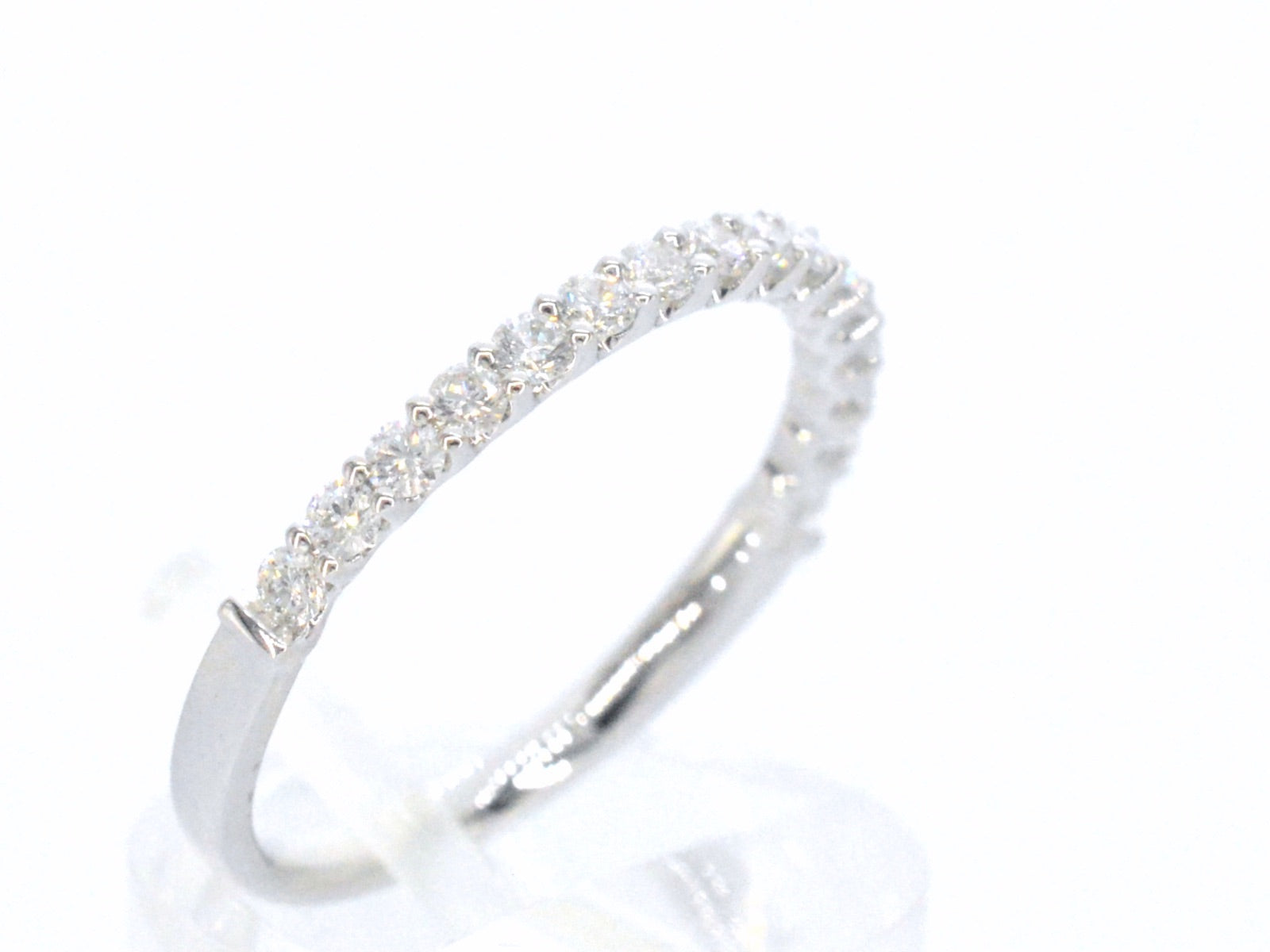 Witgouden rijring bezet met briljant geslepen diamanten 1034-2