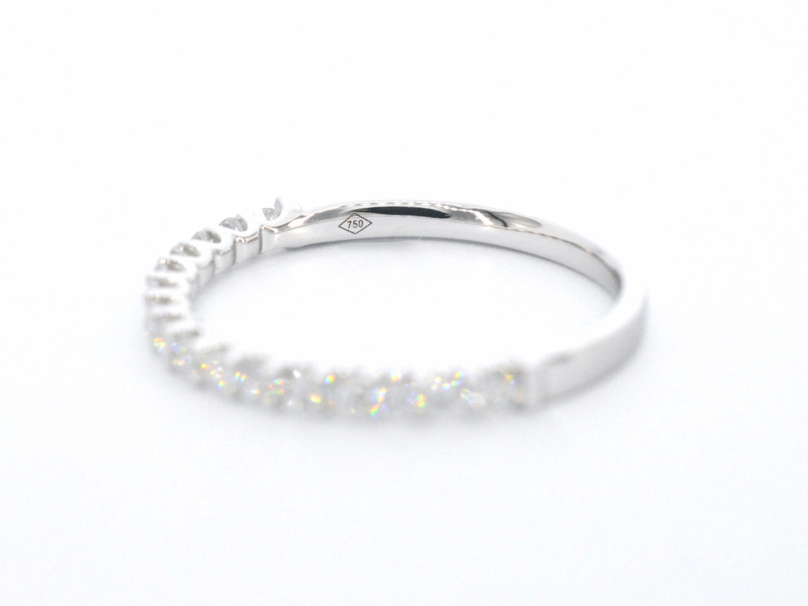 Witgouden rijring bezet met briljant geslepen diamanten 1034-7