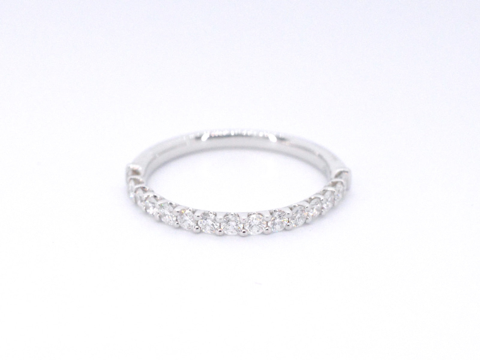 Witgouden rijring bezet met briljant geslepen diamanten 1035-4