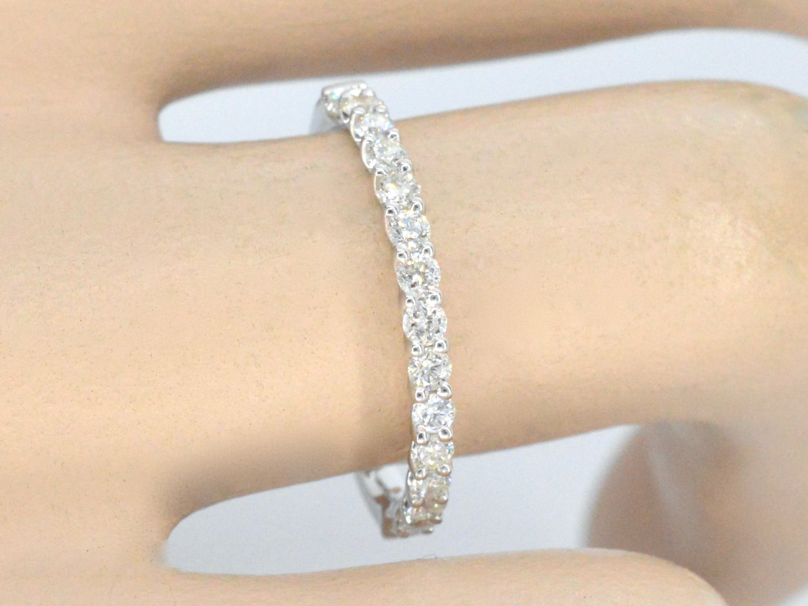 Witgouden rijring bezet met briljant geslepen diamanten