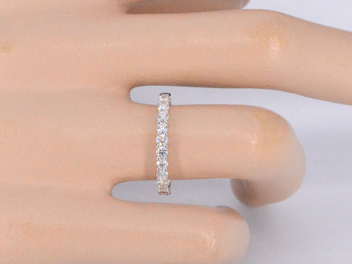 Witgouden rijring bezet met briljant geslepen diamanten