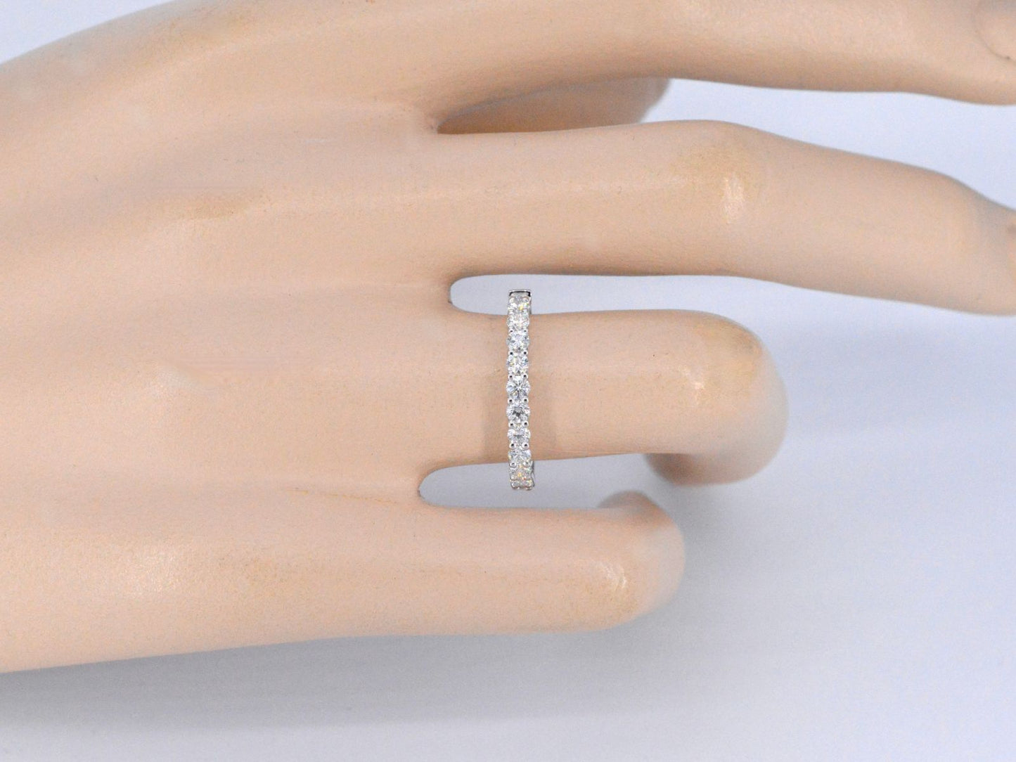 Witgouden rijring bezet met briljant geslepen diamanten