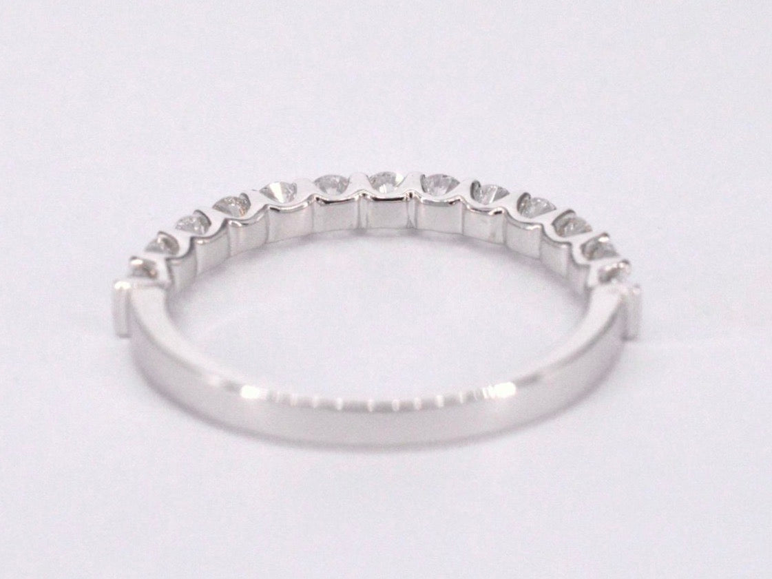 Witgouden rijring bezet met briljant geslepen diamanten