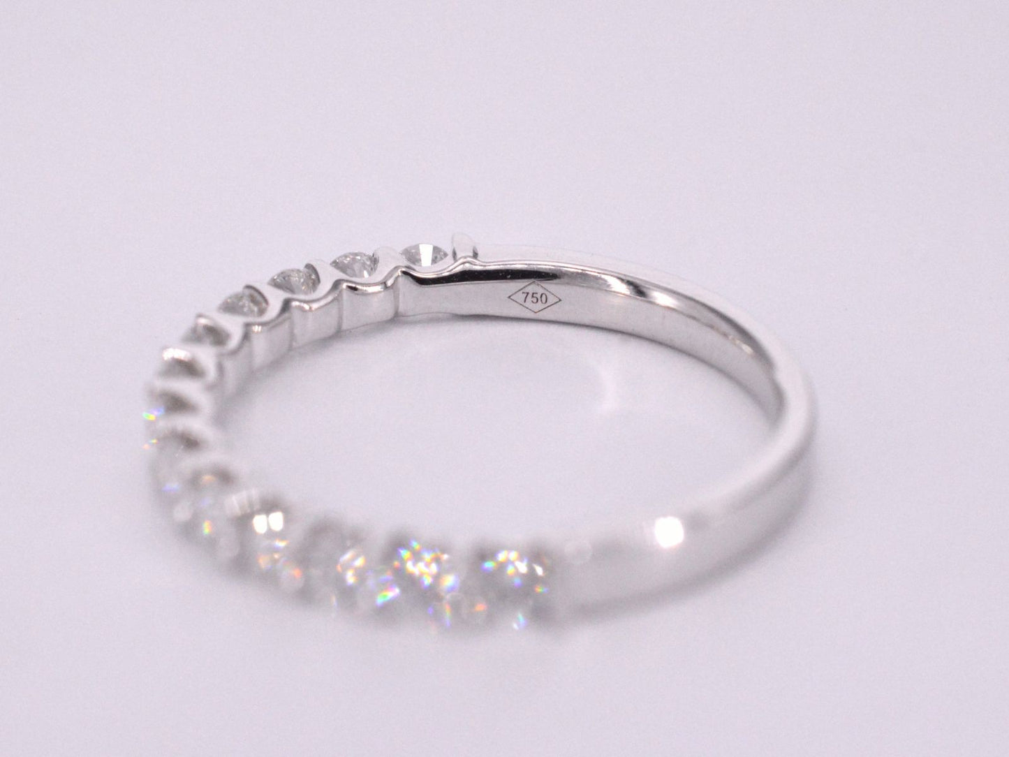 Witgouden rijring bezet met briljant geslepen diamanten