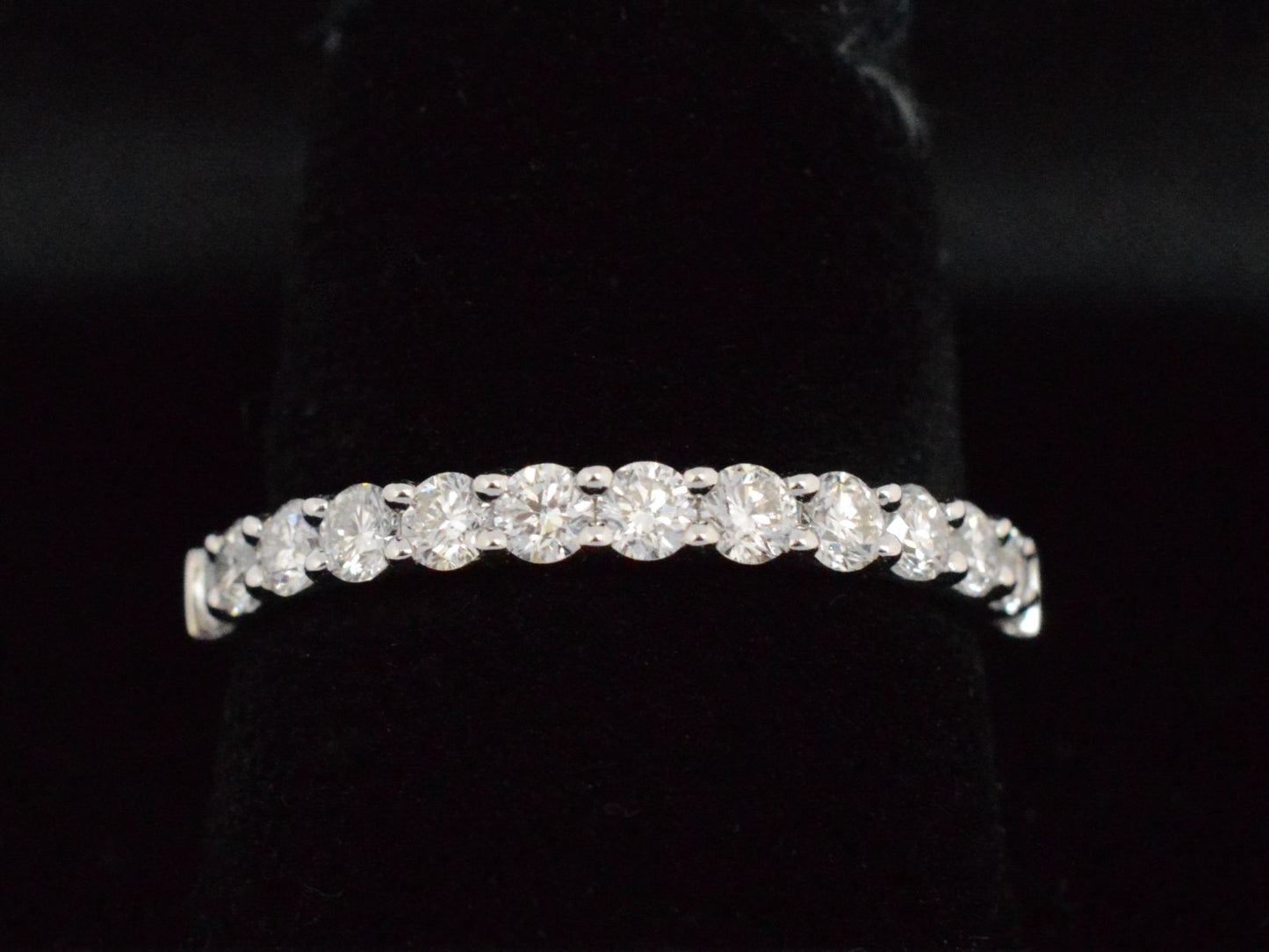 Witgouden rijring bezet met briljant geslepen diamanten