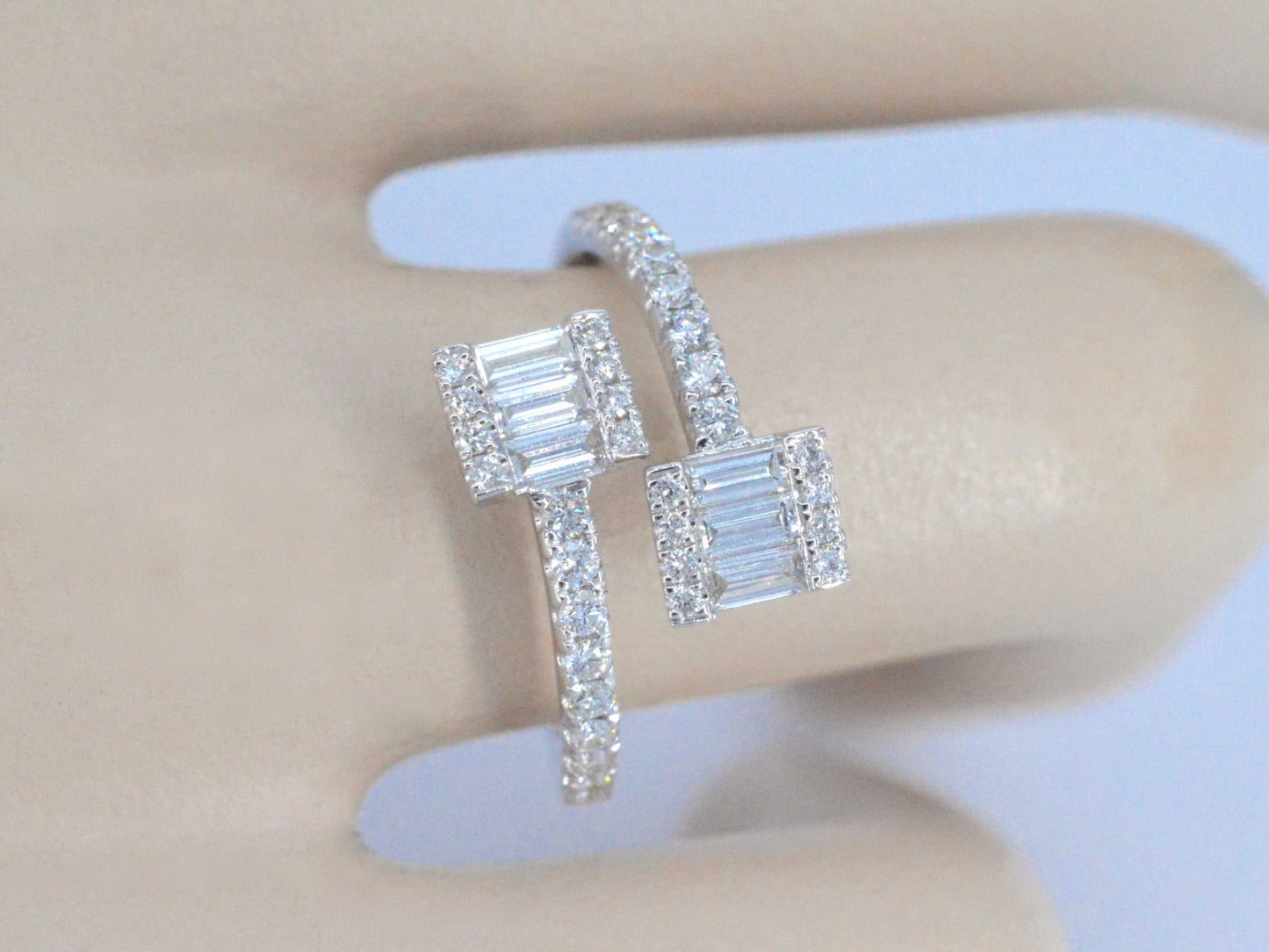 Witgouden design ring met briljant en baguette