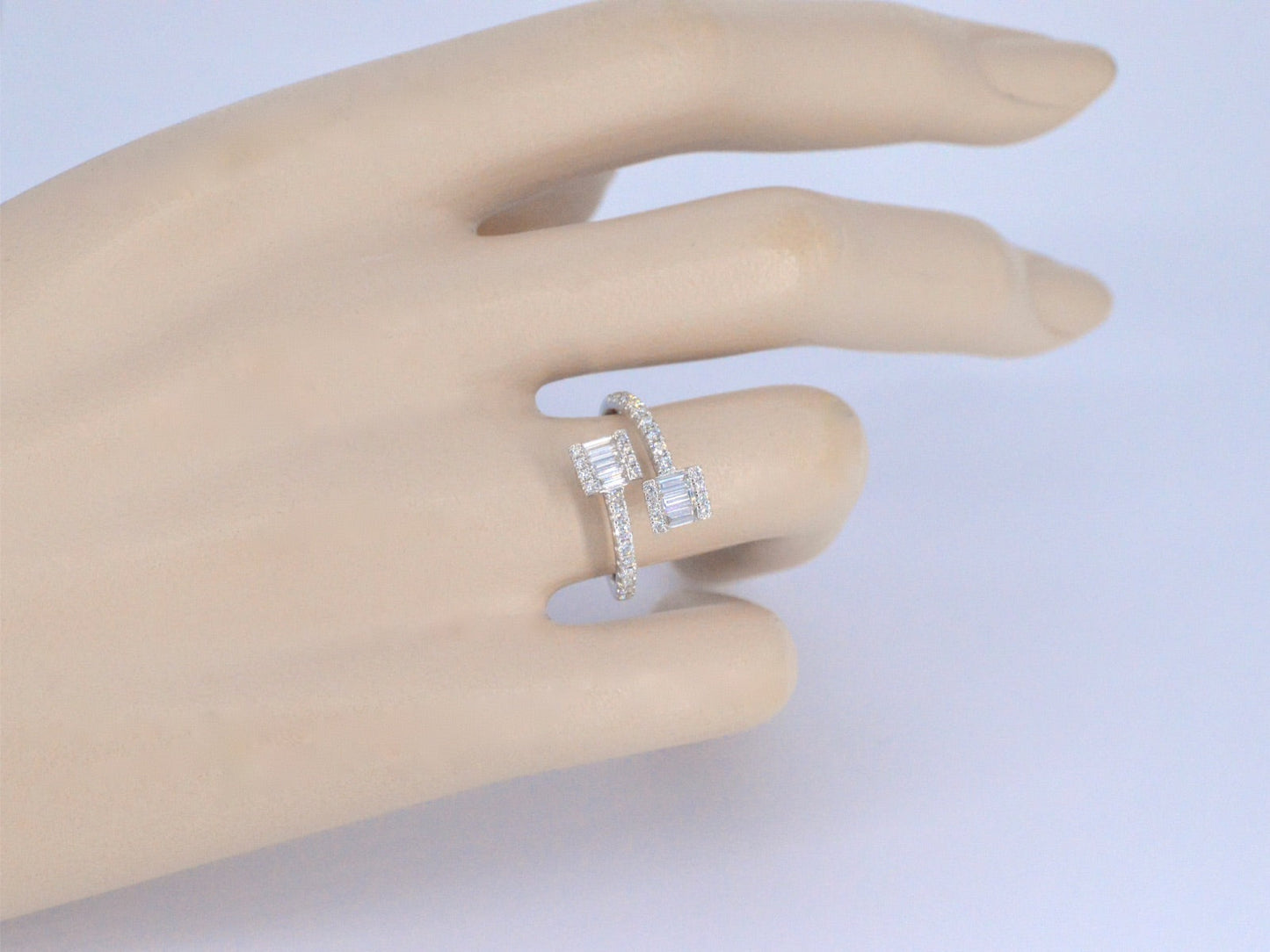 Witgouden design ring met briljant en baguette